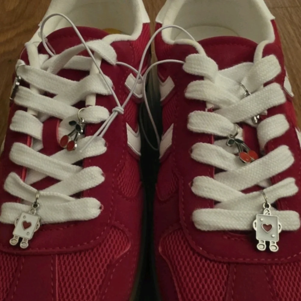 Steve Madden Burgundy Red Girls Size 5M Sneakers with White Laces And Charms NWT